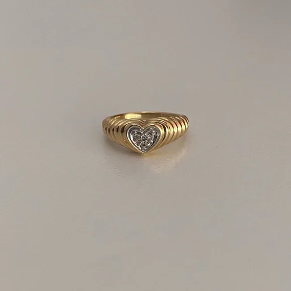 Vintage 14K Yellow Gold Heart Ring w/ Trio of Diamonds set in White Gold - Picture 2 of 9